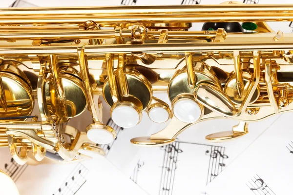 Parlak altın alto saksafon tuşları — Stok fotoğraf