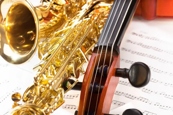 Віолончель налаштування кілочків і альт саксофона — стокове фото