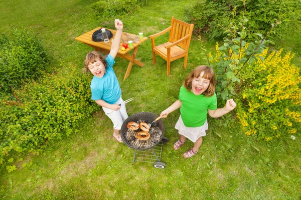 Iki kız kardeş barbekü et ızgara — Stok fotoğraf