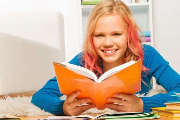 Felice teen girl legge libro — Foto Stock