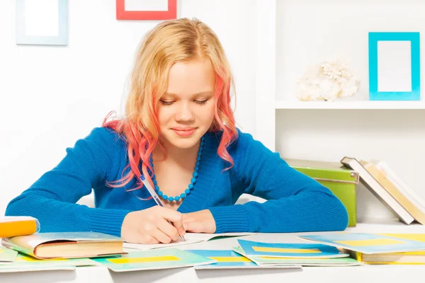 Clever teen girl does homework — Stock Photo, Image