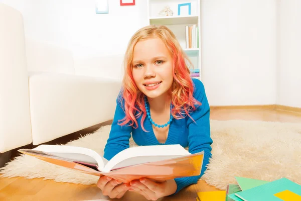 Blondie teen girl reads book — Stock Photo, Image