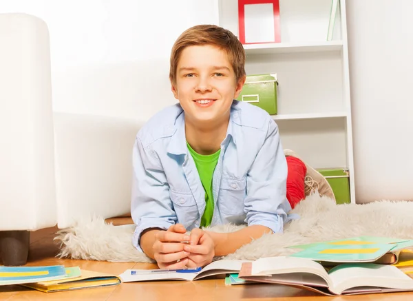 Lachende tiener slimme jongen met boeken — Stockfoto