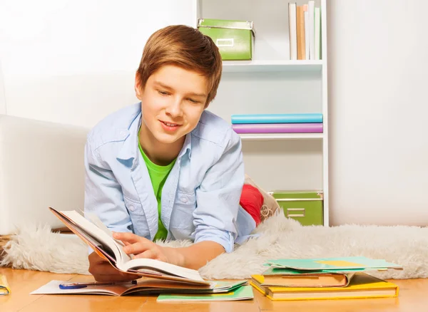 Slimme jongen met boek en leerboek — Stockfoto