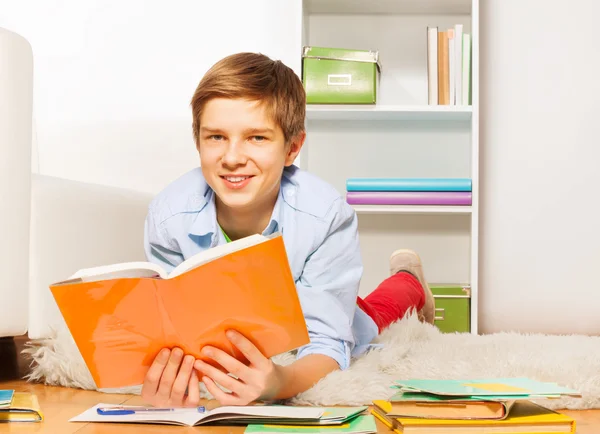 Söt pojke läser bok — Stockfoto