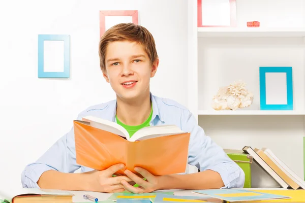 Bom menino bonito lê livro — Fotografia de Stock