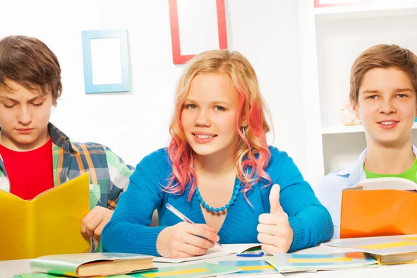 Chica con amigos hacer la tarea — Foto de Stock