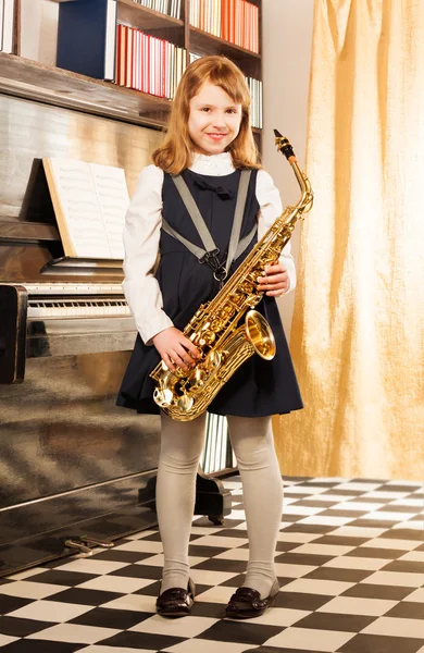 Dívka drží altsaxofon — Stock fotografie