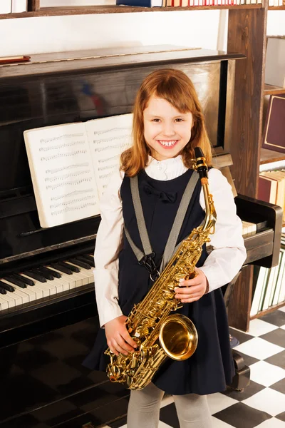 Lachende meisje met altsaxofoon — Stockfoto