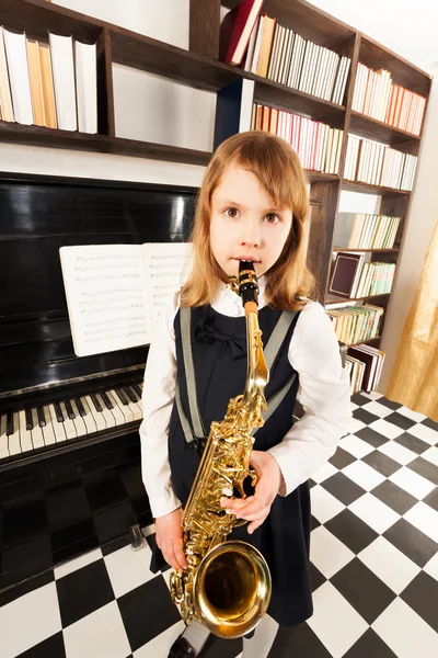 Leuk meisje speelt altsaxofoon — Stockfoto