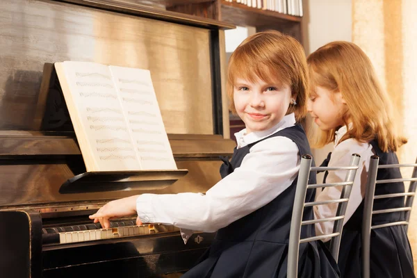 Dwie piękne dziewczyny gry na fortepianie — Zdjęcie stockowe