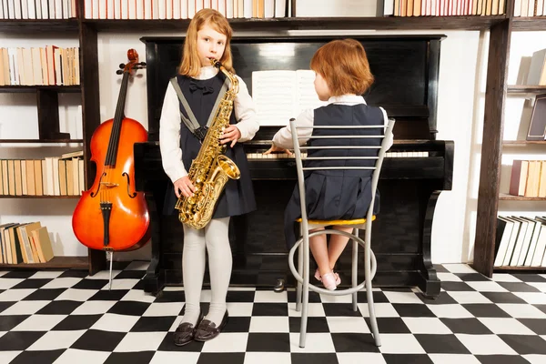 Duas meninas tocando instrumentos — Fotografia de Stock
