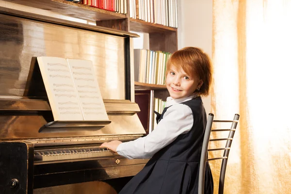 Hermosa niña pequeña tocando el piano — Foto de Stock