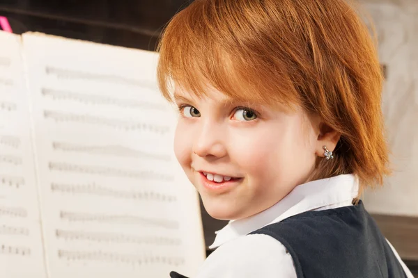 Beautiful small girl playing piano — Stock Photo, Image