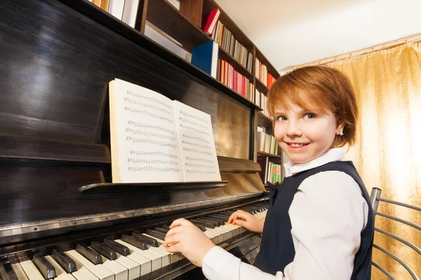 Chica sonriente tocando el piano — Foto de Stock