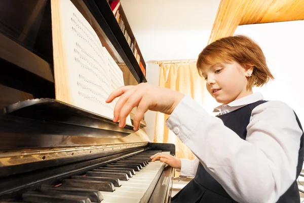 Chica tocando piano — Foto de Stock