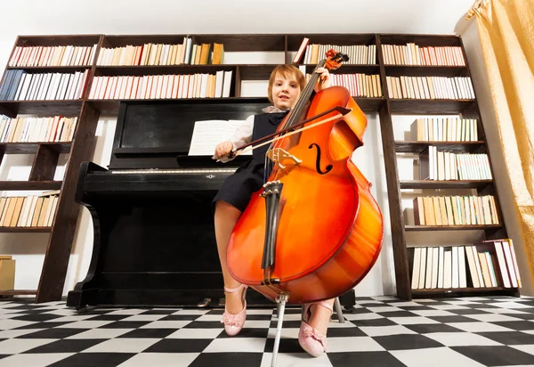 Een klein meisje spelen cello — Stockfoto
