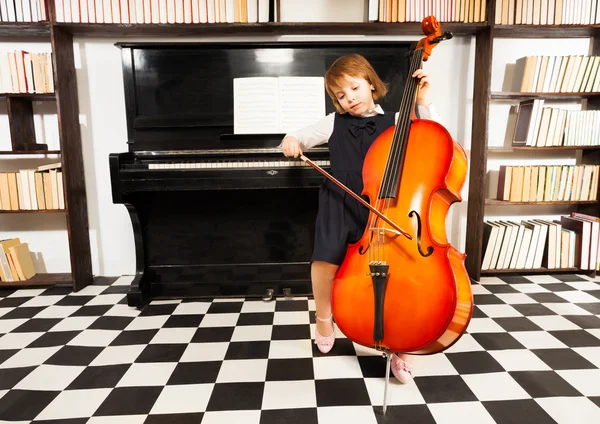 Mooi meisje spelen cello — Stockfoto