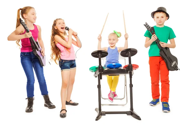 Милые дети играют на инструментах — стоковое фото