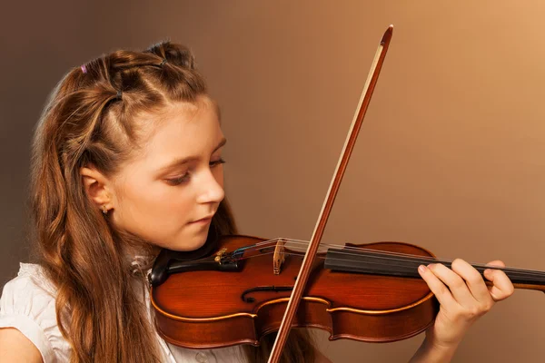 Belle fille jouer du violon — Photo