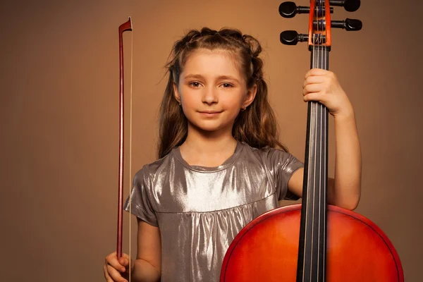 Chica sosteniendo la cuerda para tocar violonchelo —  Fotos de Stock