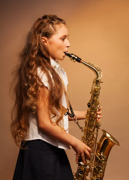 Meisje alto saxofoon spelen — Stockfoto