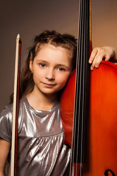 Fille avec violoncelle et corde — Photo