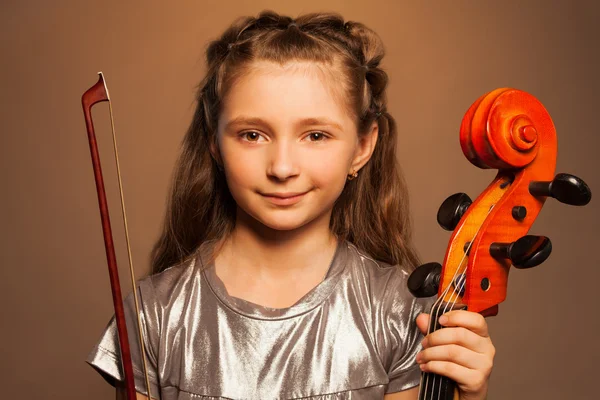 Fille souriante avec violoncelle — Photo