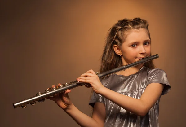 Meisje met lang haar spelen fluit — Stockfoto