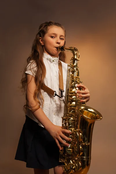 Dívka si hraje altsaxofon — Stock fotografie