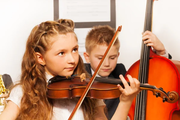 Menino e menina tocando instrumentos musicais — Fotografia de Stock