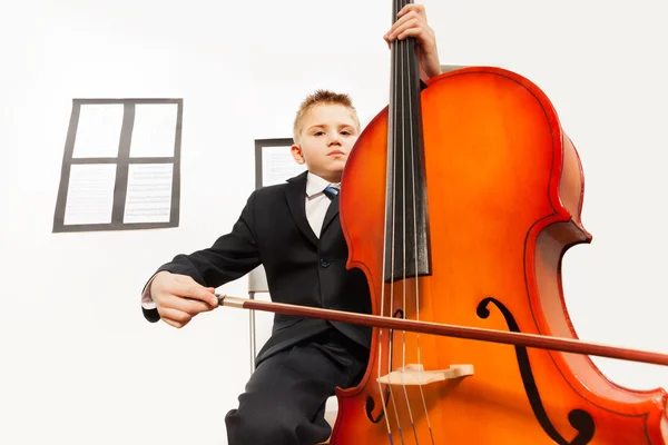 Jongen spelen cello — Stockfoto