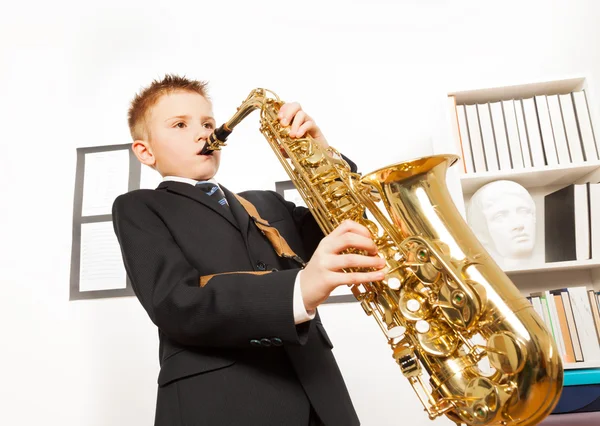 Jongen alto saxofoon spelen — Stockfoto
