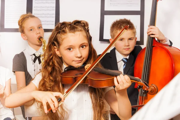 Gruppo di bambini che suonano strumenti musicali — Foto Stock