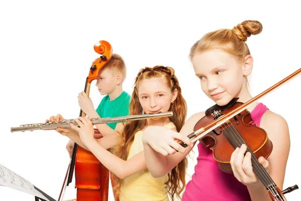 Barn spelar musikinstrument — Stockfoto