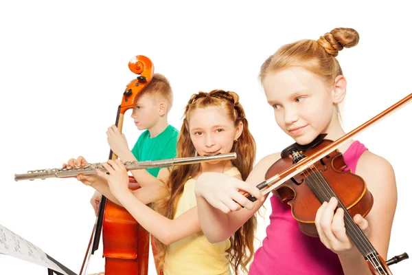 Crianças tocando instrumentos musicais — Fotografia de Stock