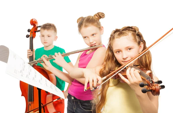 Les enfants jouent des instruments de musique — Photo