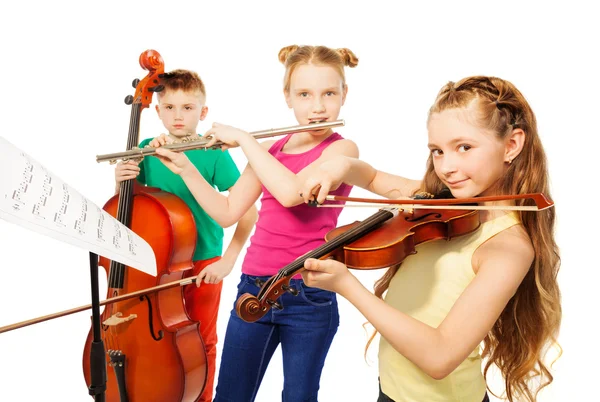 Meninas e menino tocando instrumentos musicais — Fotografia de Stock