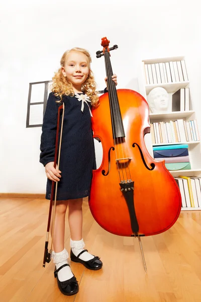 Pequeña chica rubia sostiene violonchelo — Foto de Stock