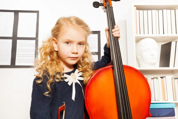 Rubia chica sostiene violonchelo para jugar — Foto de Stock