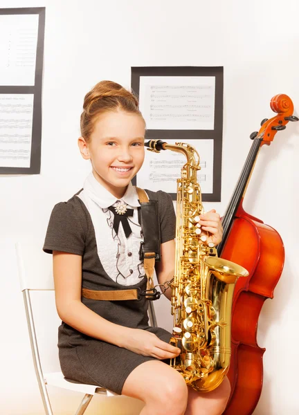 Chica feliz con saxofón alto — Foto de Stock