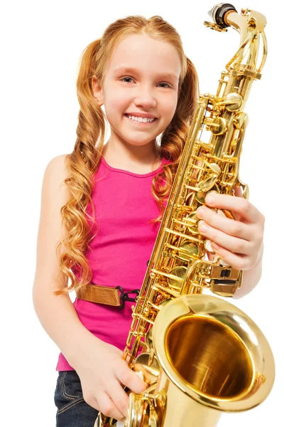 Fröhliches Mädchen spielt Altsaxophon — Stockfoto