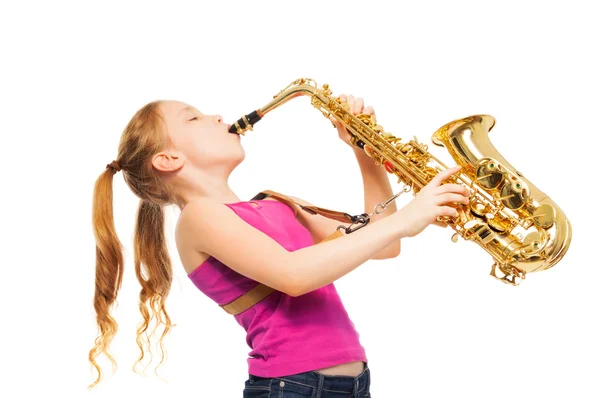 Счастливая девушка играет на саксофоне — стоковое фото