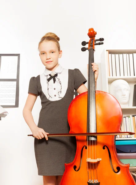 Menina bonita segurando e tocando violoncelo — Fotografia de Stock