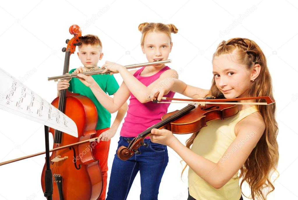 Они играют на инструментах. Занятие в музыкальной школе. Игра на скрипке дети. Домра. Они играют на инструментах.