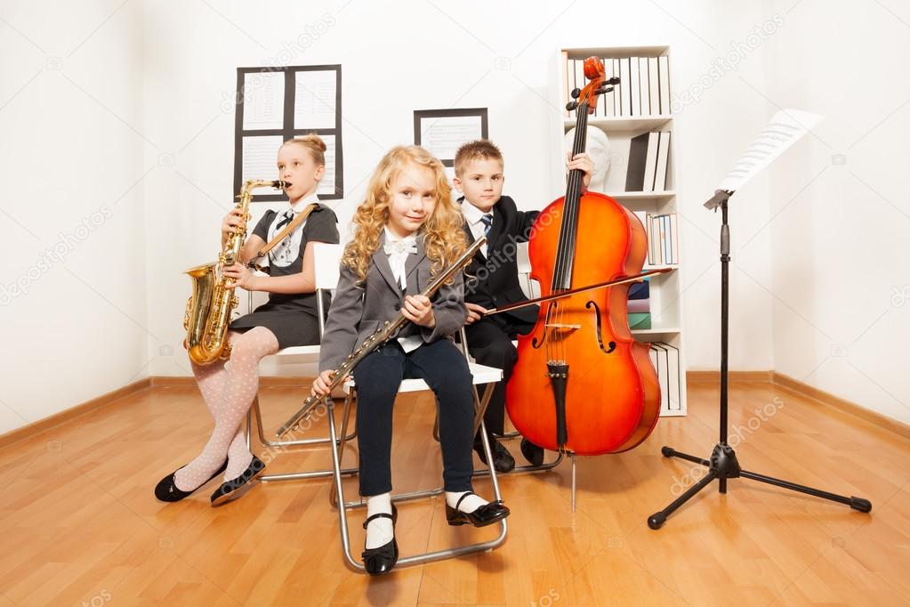 Glückliche Kinder Die Musikinstrumente Spielen Stockfotografie