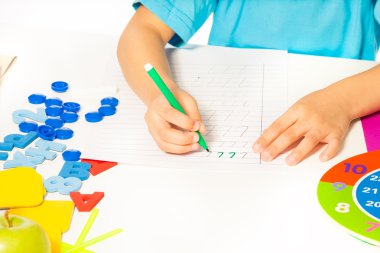 kids hands holding mark pen