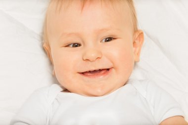 Küçük bebek, mutlu yüz