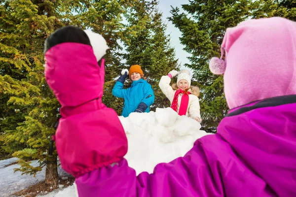 Mädchen werfen Schneeball — Stockfoto