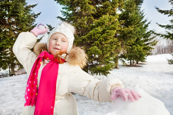 Leuk meisje klaar om te gooien sneeuwbal — Stockfoto